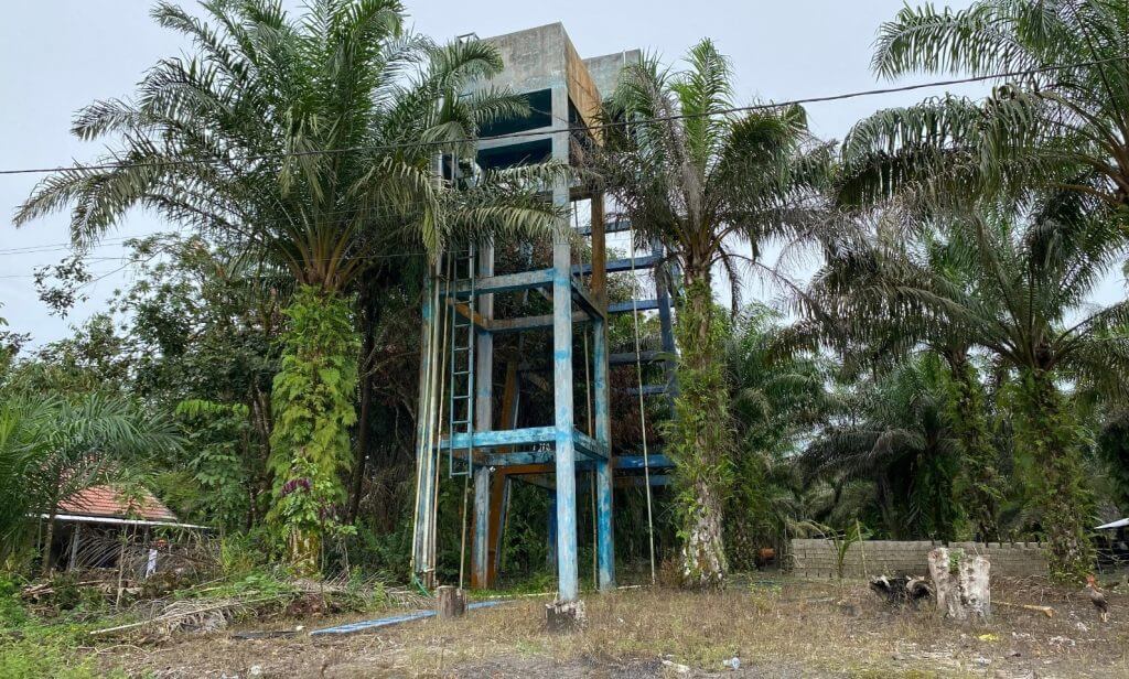 Sisa tangki air yang mangkrak akibat distribusi air dari Desa Bedaun ke Desa Sekonyer terhenti karena persoalan jarak dan persediaan air yang tak cukup.